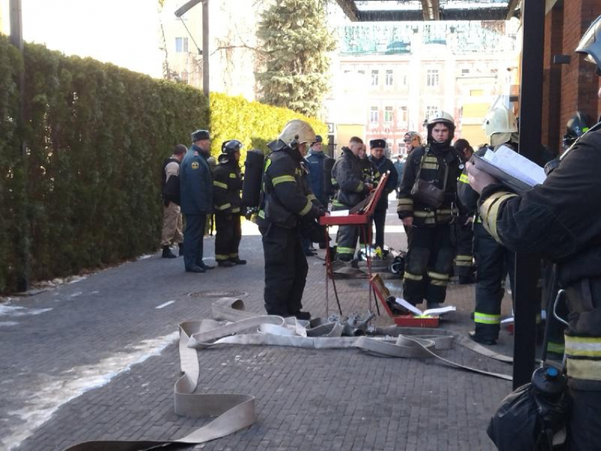 обвалилась мегашкола в воронеже. чрезвычайное положение в воронеже. 3 сентября взрыв в королеве чп. чп расследование 2004 года. взрыв автобуса у галереи чижова воронеж.
