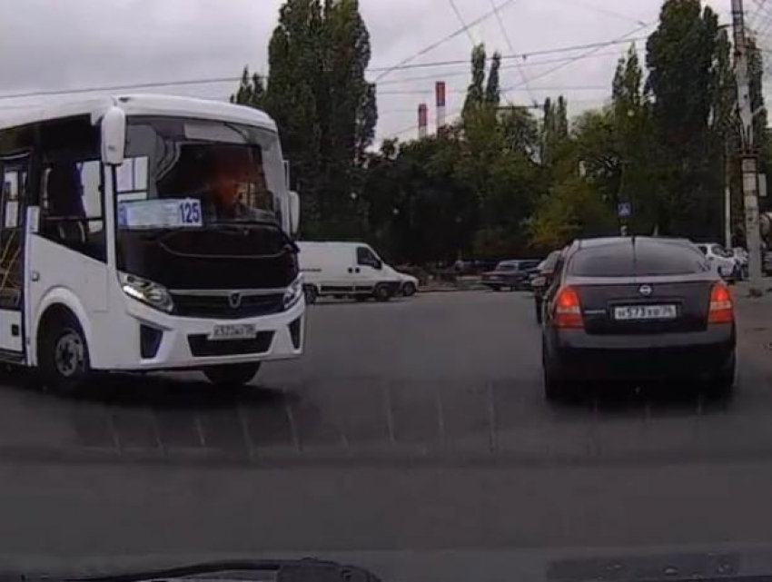 Воронежцы недоумевают от хамского поведения маршрутчика на дороге