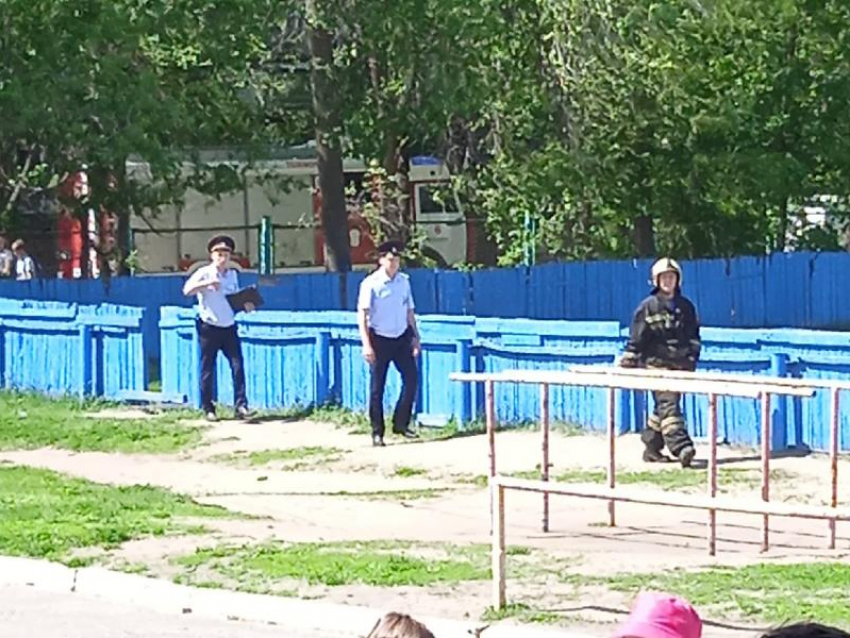 Территорию около школы оцепила полиция в Воронеже 