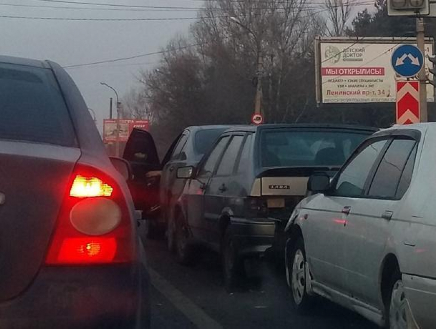Скользкие ДТП парализовали дороги в Воронеже пробками