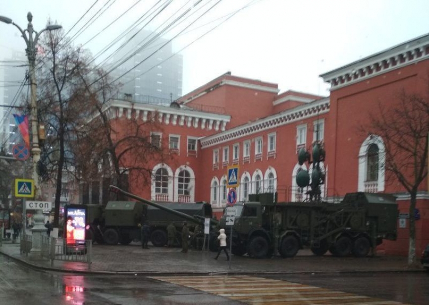 Центр Воронежа в очередной раз заполонила военная техника