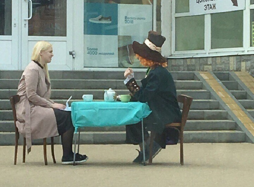 В Воронеже заметили Шляпника, пьющего с блондинкой на улице чай 