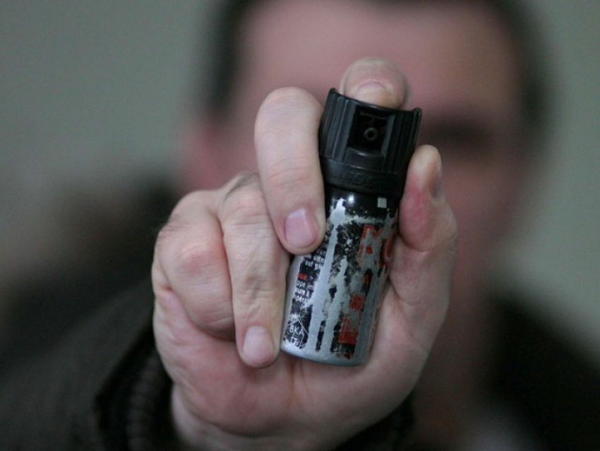 В Воронеже двое злоумышленников ограбили киоск, применив газовый баллончик