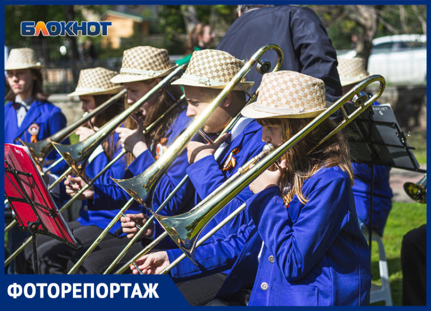 Музыка оркестра и напутствие от генерала: школьники повеселились в центре Воронежа