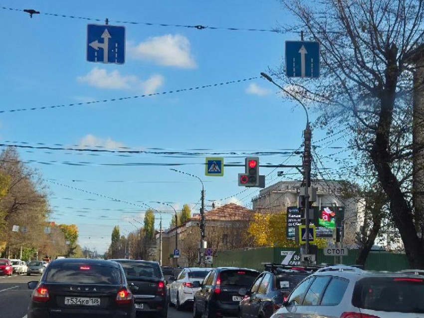 Новые знаки появились на 9 Января в Воронеже: с левой полосы можно ехать прямо 