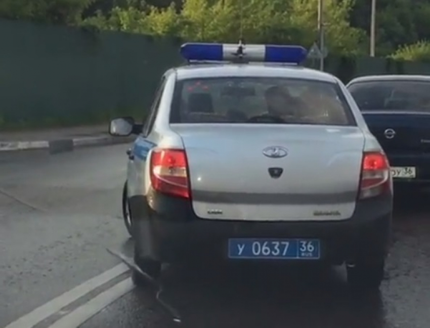 Наглое нарушение служебной машины в Воронеже попало на видео