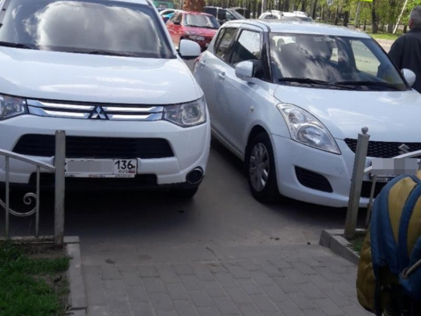 Интимная парковка автомобилей уязвила жительницу Воронежа с коляской