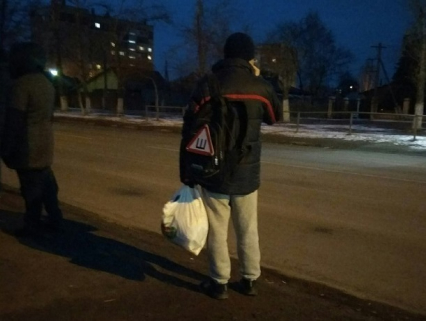 Воронежцы высмеяли парня со знаком «Шипы» на рюкзаке