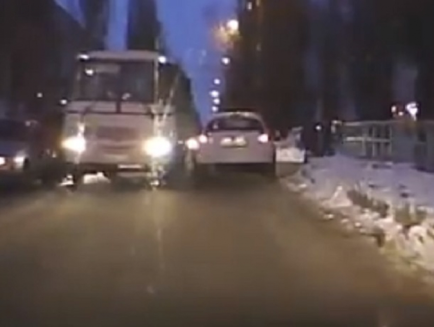 Властный маршрутчик загнал автомобили в сугроб в Воронеже