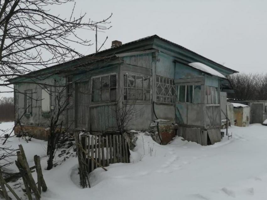 Украли посуду и электрический чайник: 51-летнюю женщину ограбили в воронежском поселке