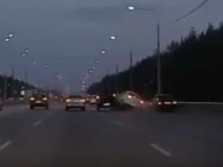 Машина с горящими стоп-сигналами на полном ходу спровоцировала двойную аварию в Воронеже 