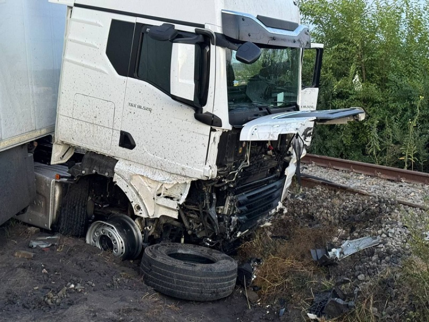 Раскрыты подробности жуткого ночного ДТП с фурой на Антонова-Овсеенко в Воронеже