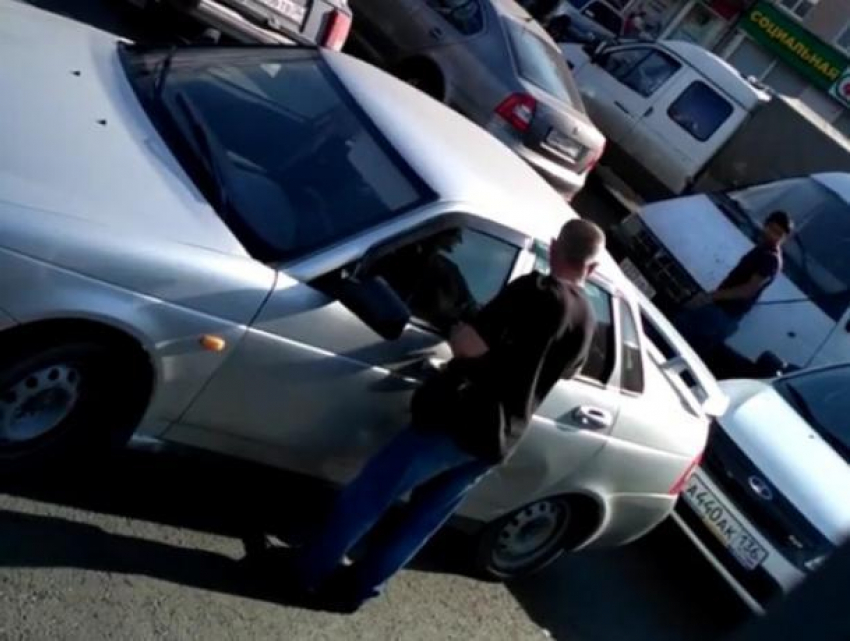 Вскрытие автомобиля средь бела дня в центре Воронежа попало на видео