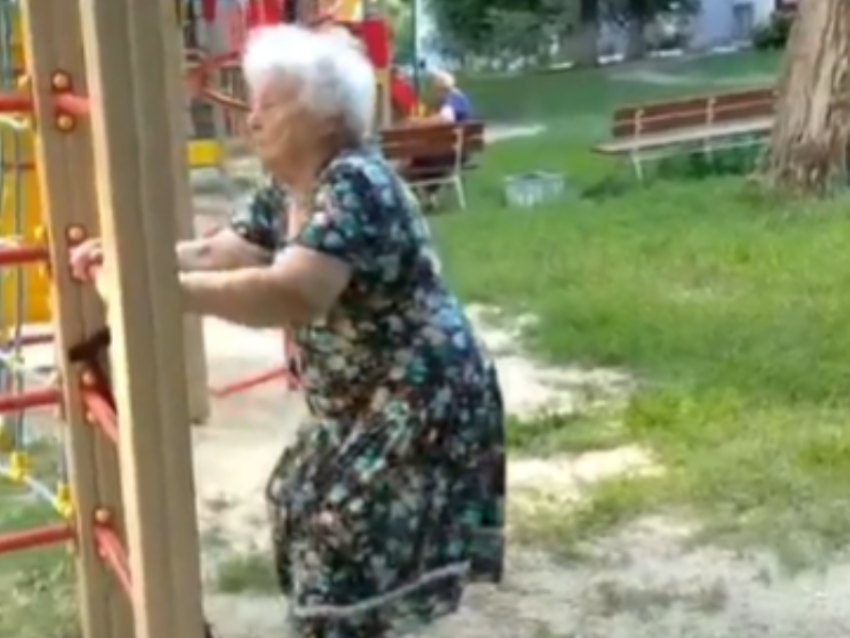Воевавшую за Воронеж «железную бабушку» застали за приседаниями в 99 лет 