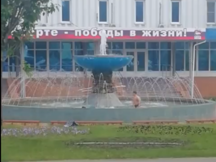 Забавы школьников в фонтане попали на видео в Воронежской области
