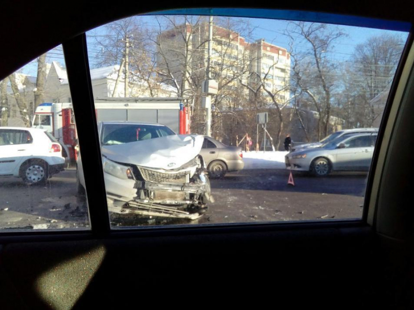Воронеж встал в пробках из-за аварии с иномарками на улице Шишкова 
