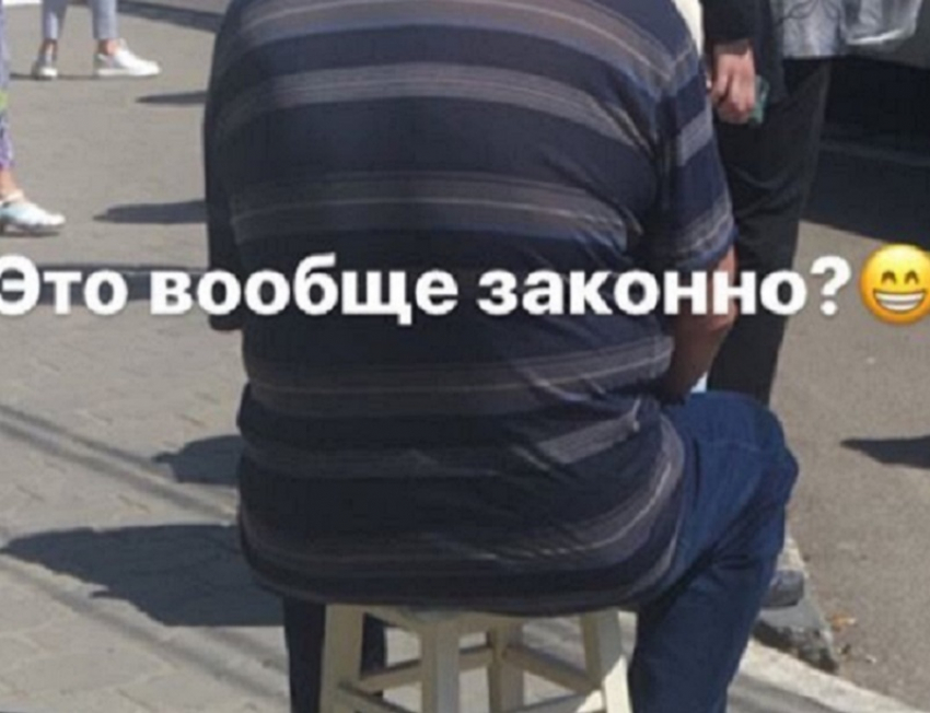 Путешествующего с табуреткой воронежца сняли на фото