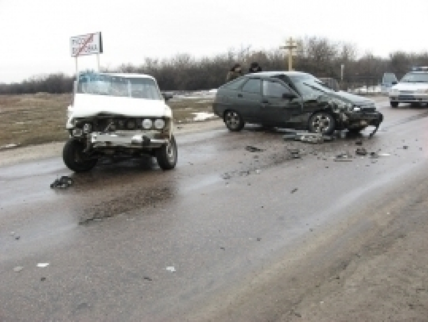 В Воронежской области на «встерчке» столкнулись две легковушки: женщина в больнице