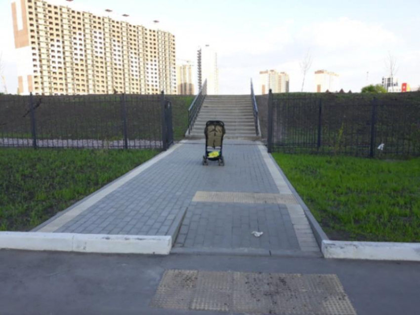 Суровую лестницу у поликлиники сняли на фото под Воронежем