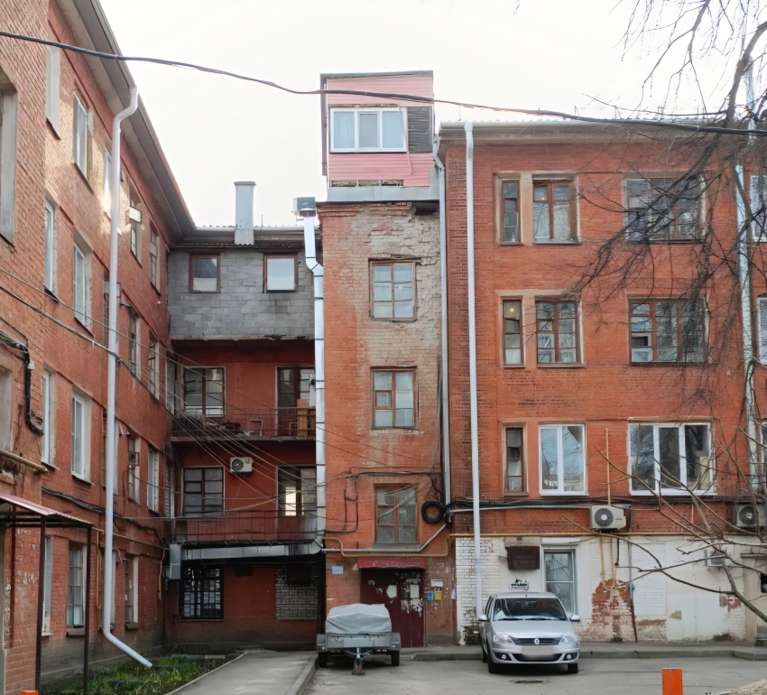 Тяга к красивой жизни: дом на крыше требуют снести в Воронеже 