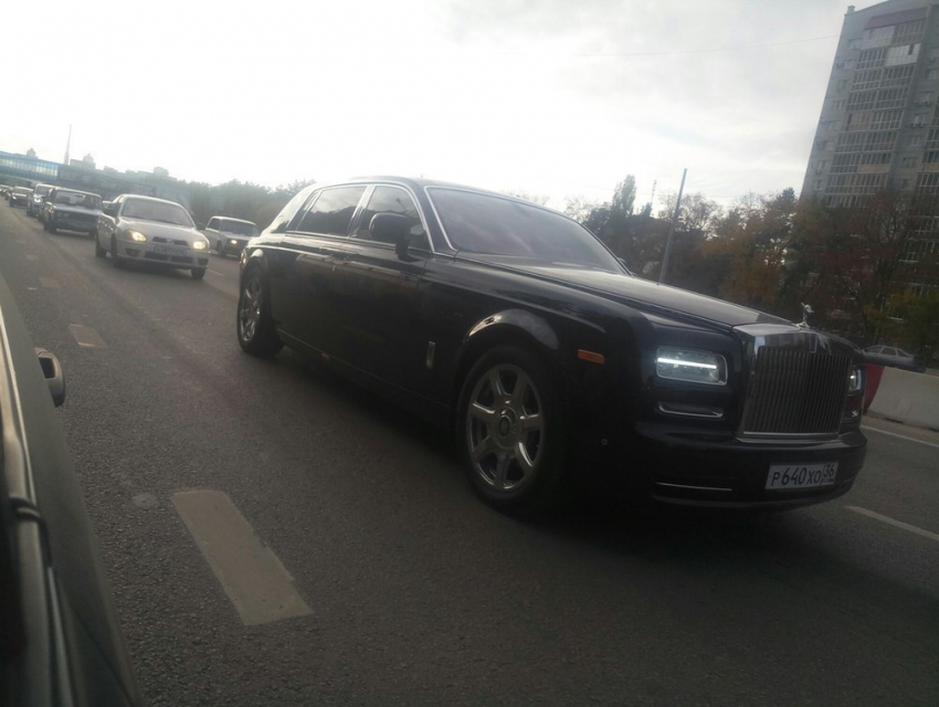 Rolls-Royce Phantom за 20 млн рублей сфотографировали в пробке в Воронеже