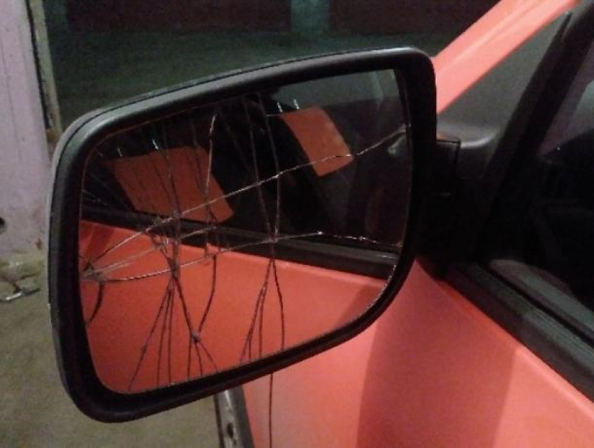 Водитель Lada снес зеркало и уехал, но воронежцы обвинили пострадавшего