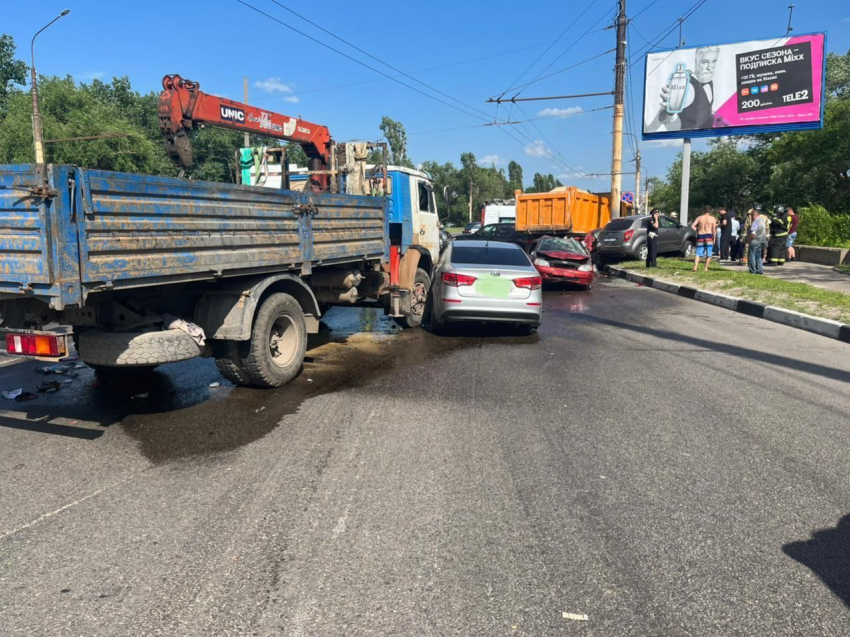 Опубликованы фото с места ДТП с 8 машинами в Воронеже 