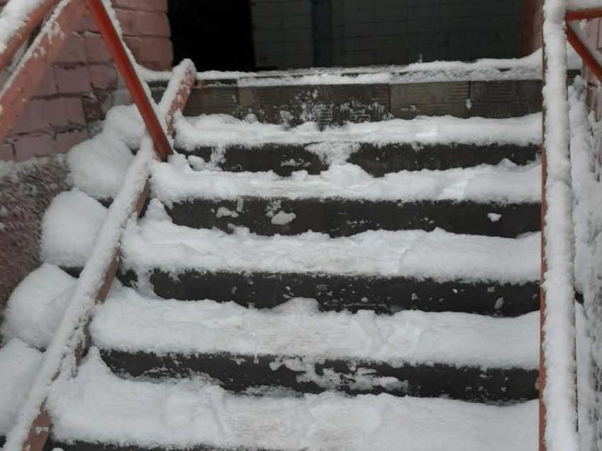 На засыпанные снегом дворы жалуются воронежцы