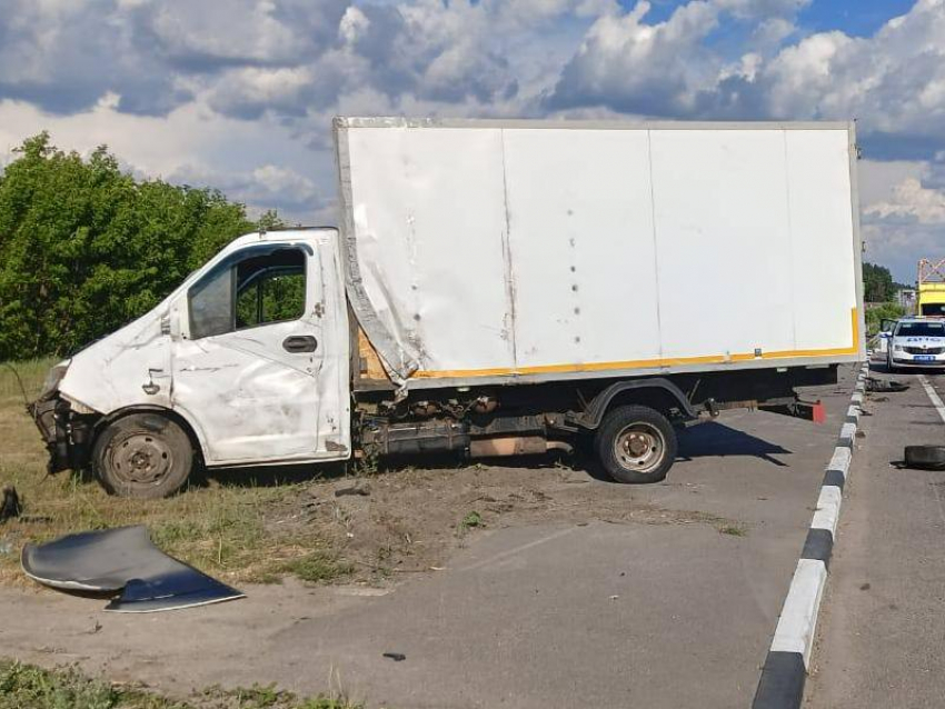 «Газель» врезалась в стоящий автомобиль в Воронежской области