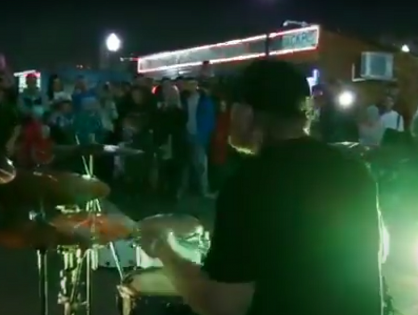 Сумасшедший рейв на грани фантастики устроил уличный барабанщик в Воронеже