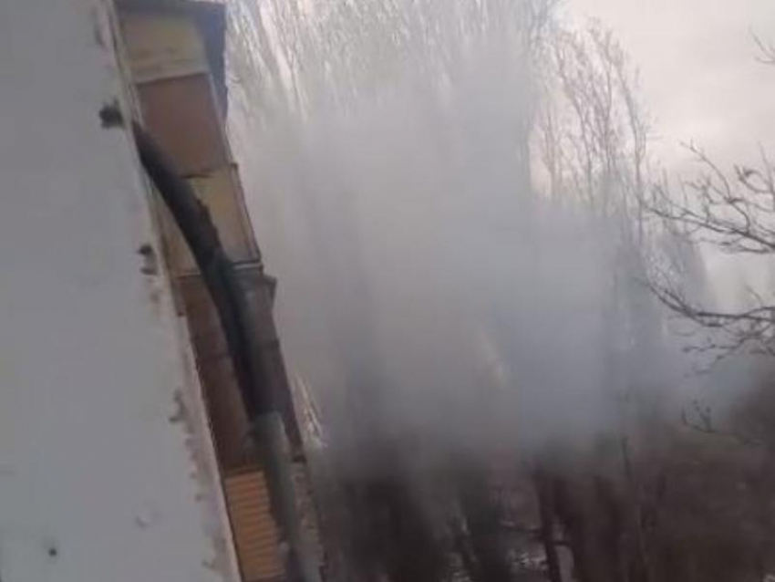 Густой дым с соседнего балкона: пожар в жилом районе Воронежа попал на камеры местных жителей