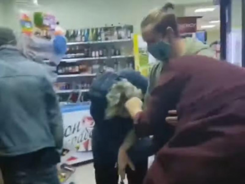 Били и таскали за волосы: полиция занялась конфликтом из-за просрочки в воронежском магазине