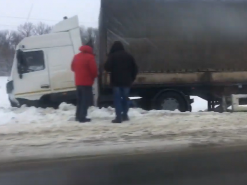 Печальный результат заноса фуры сняли на трассе «Воронеж - Курск»