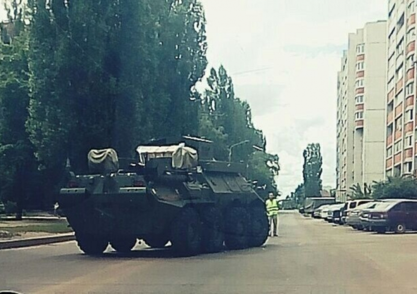 Бронетранспортеры оккупировали двор на Юго-западе Воронежа