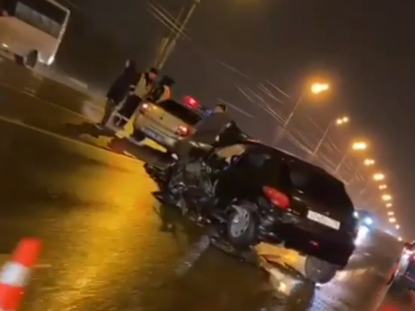Опубликовано видео с места ДТП с пятью иномарками в Воронеже 
