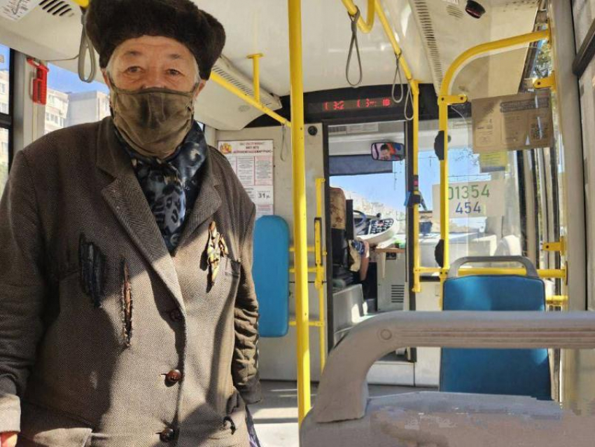 Знаменитую бабушку-регулировщицу застали за новым занятием в Воронеже