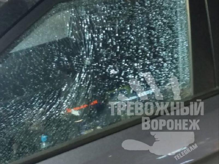 Воронежцы сообщили о стрельбе неизвестного по машине в центре города 