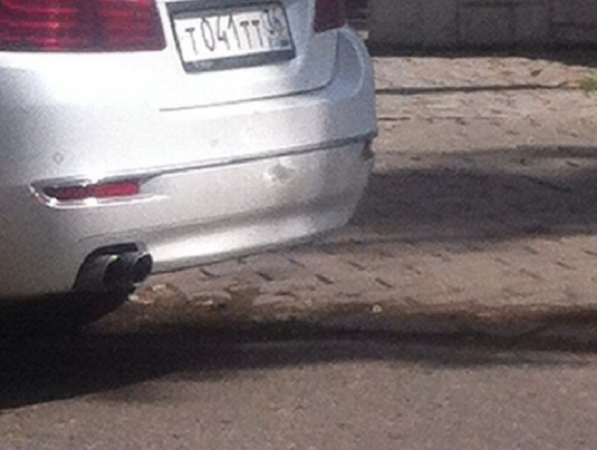 Женщина на Subaru ударила припаркованный BMW и уехала с места ДТП в Воронеже