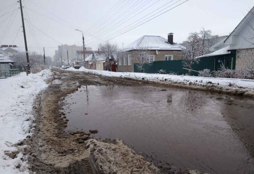 В озеро с черным снегом превратилась улица в Воронеже 