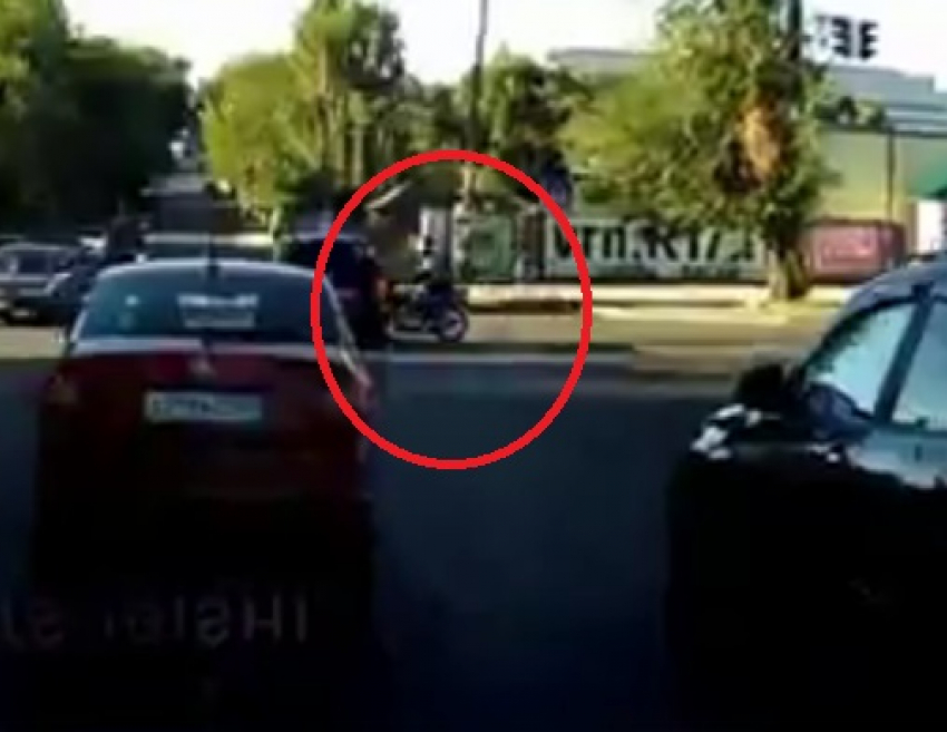 Момент жесткого столкновения легковушки с мотоциклом в Воронеже попал на видео