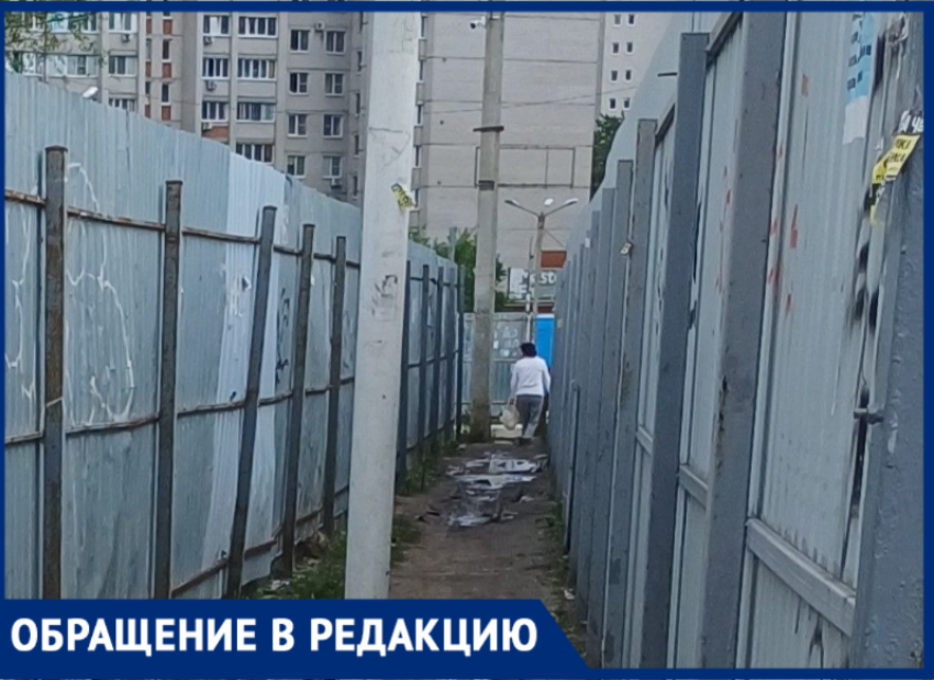 В узкий проход с коричневой жижей вынудили соваться воронежцев