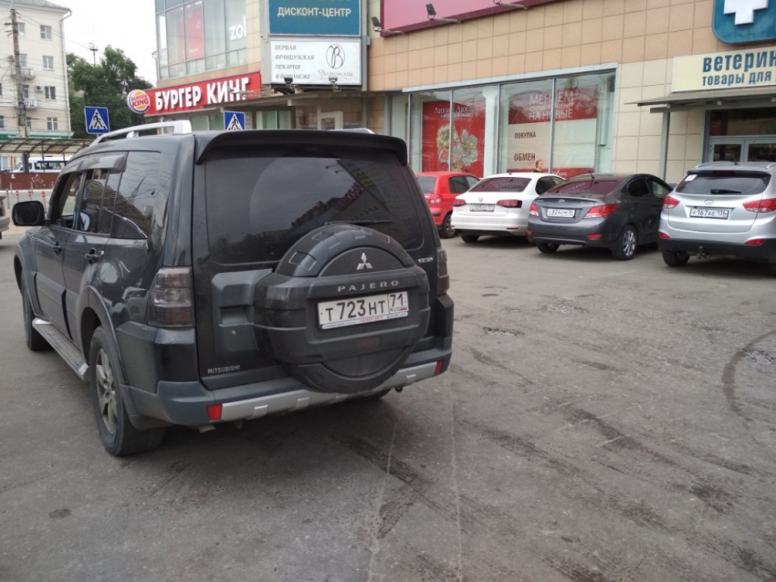 Умник на Mitsubishi Pajero зажал три машины на парковке в Воронеже 