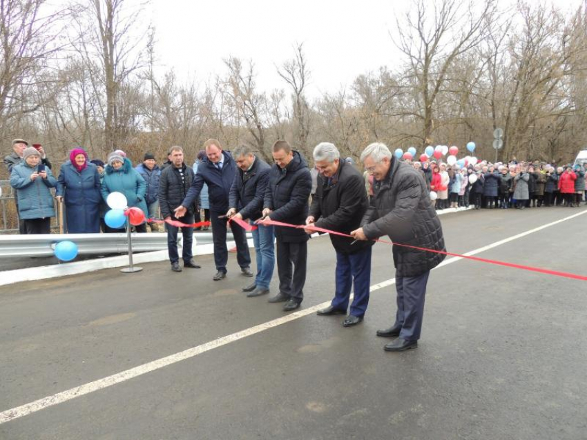 Чиновники устроили пафосное открытие моста в Воронежской области