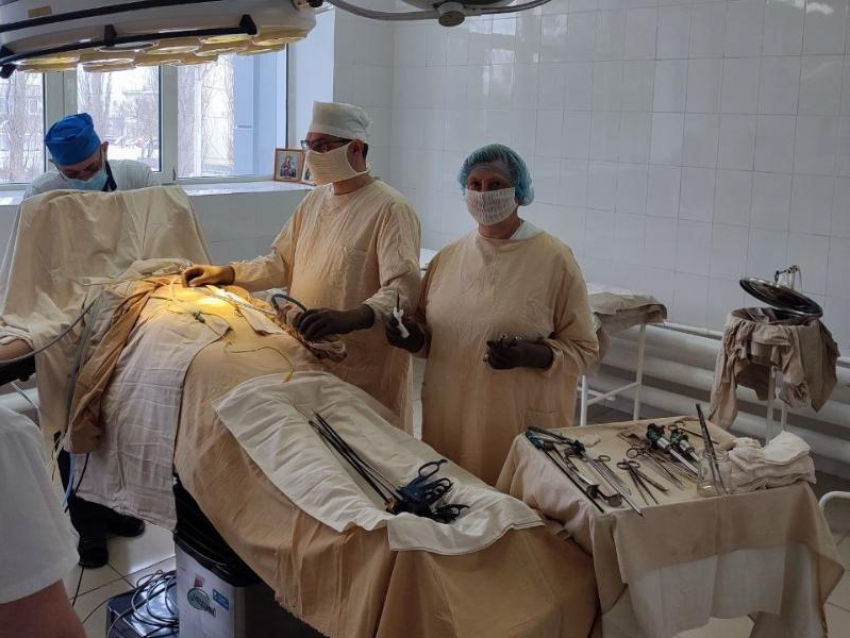 Двухкилограммовую опухоль вырезали женщине в Воронежской области 
