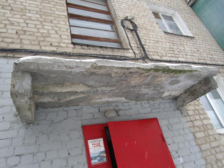 Опасный козырек нашли над входом в пятиэтажку в центре Воронежа  
