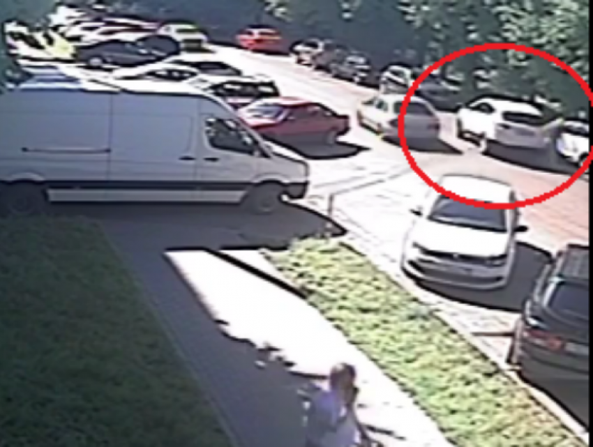 Неловкая парковка в Mazda попала на видео в Воронеже