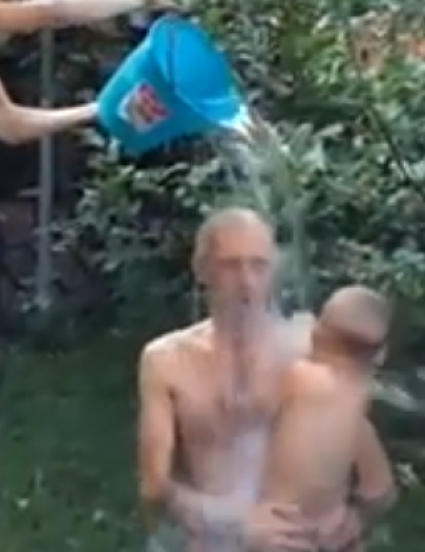 Эдуард Бояков принял участие в мировом флешмобе и облился холодной водой