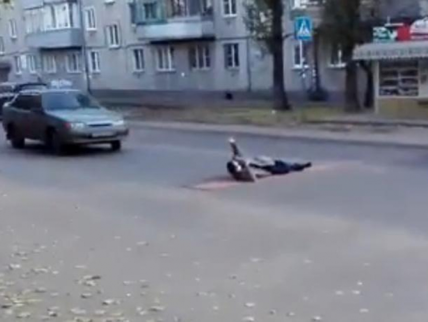 Лежащий на коврике посреди дороги воронежец попал на видео