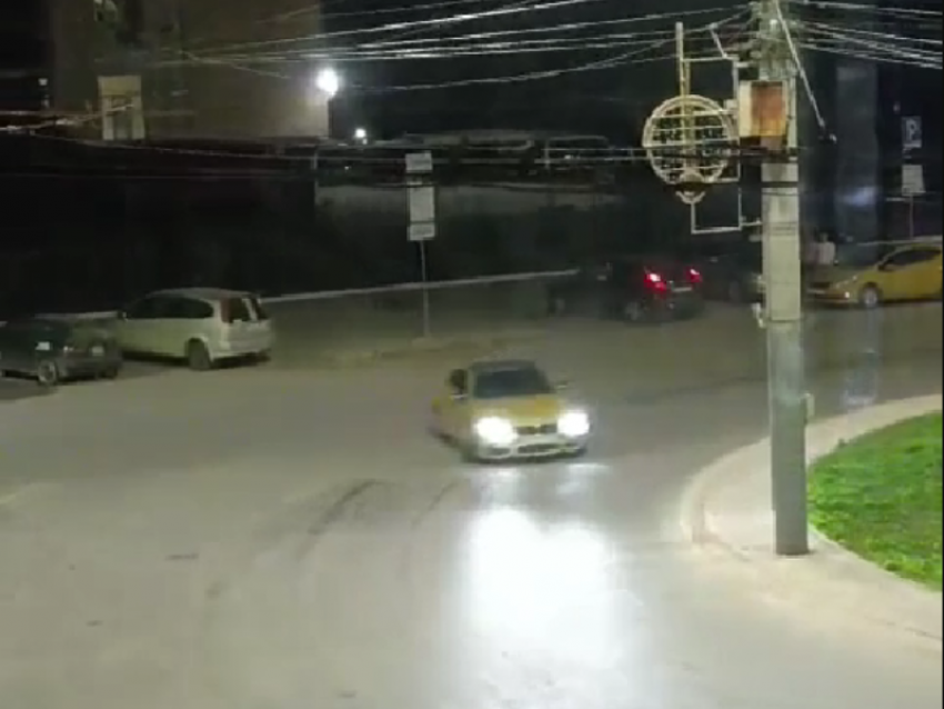 Безумный дрифт золотого авто попал на видео в Воронеже 