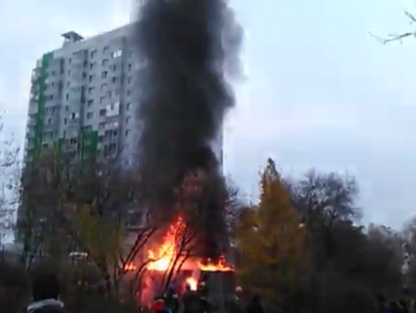 Горящий строительный вагон собрал толпу зевак в Воронеже